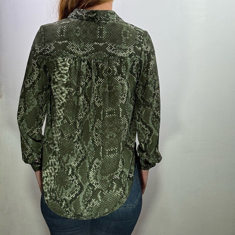 47. H&M Snakeskin Green Patterned Button-Up Shirt Size 2 - Picture 4 of 9
